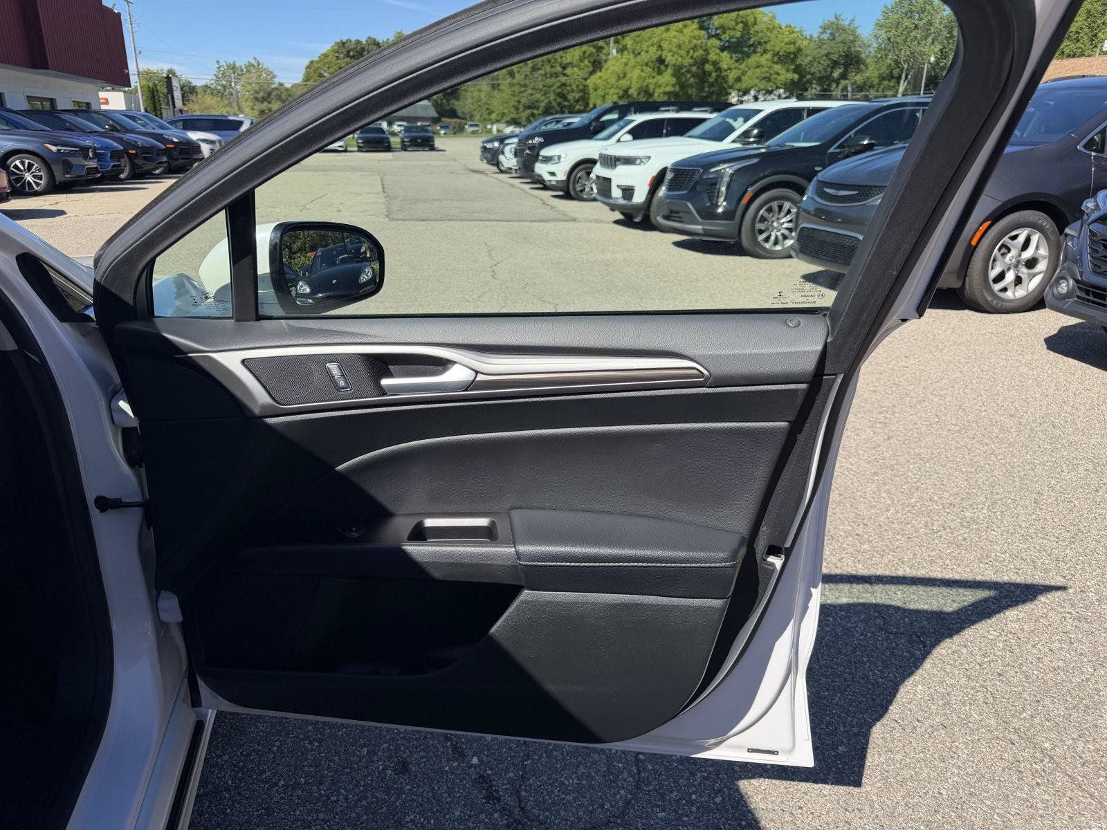 Used 2017 Ford Fusion Energi SE FWD image 26