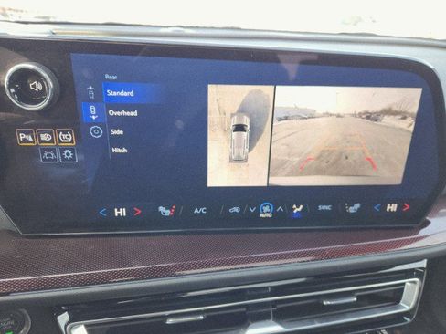 Used 2025 Chevrolet Traverse Z71 image 44