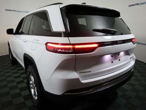 Used 2023 Jeep Grand Cherokee Laredo RWD image 9