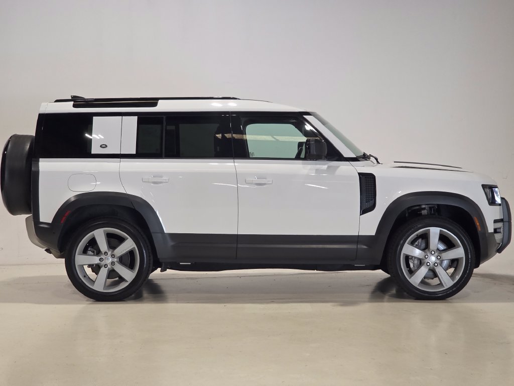 Used 2023 Land Rover Defender 110 SE AWD/4WD image 4