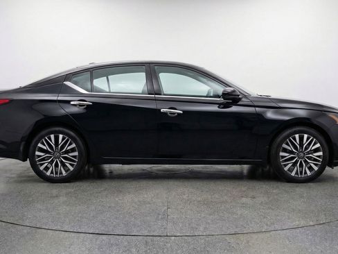 Used 2025 Nissan Altima 2.5 SV image 11
