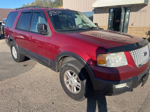 Used 2005 Ford Expedition XLT image 2