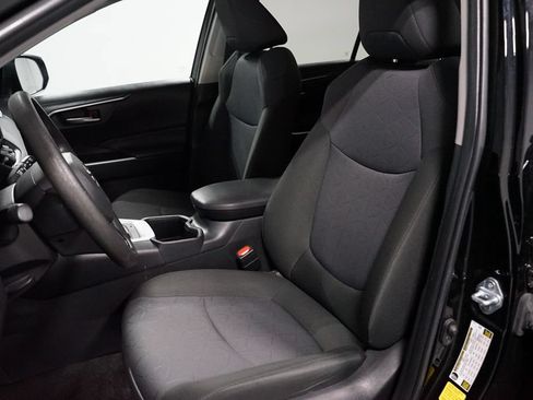 Used 2025 Toyota RAV4 XLE FWD image 6