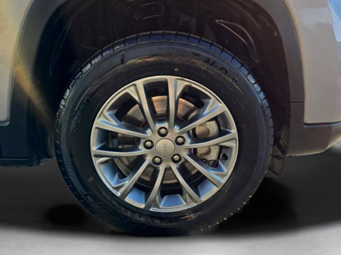 Used 2019 Jeep Cherokee Latitude Plus w/ Cold Weather Group image 31