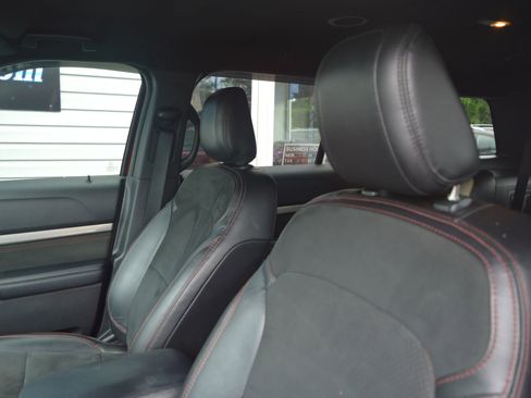 Used 2018 Ford Explorer XLT w/ Equipment Group 202A FWD image 13