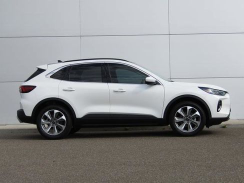 Used 2023 Ford Escape Platinum image 4