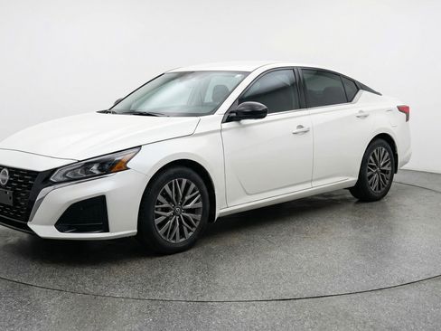 Used 2025 Nissan Altima 2.5 SV image 3