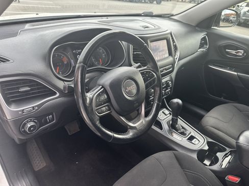 Used 2019 Jeep Cherokee Latitude w/ Cold Weather Group FWD image 20