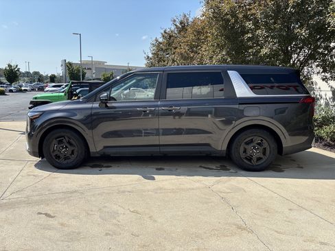 Used 2025 Kia Carnival FWD image 9