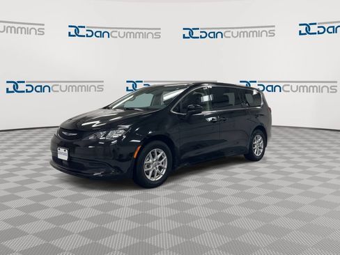 Used 2023 Chrysler Voyager LX FWD image 4