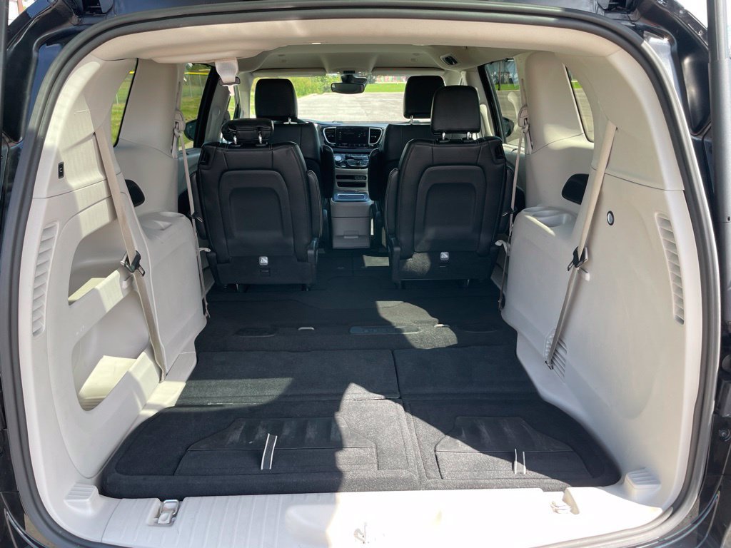 Used 2024 Chrysler Pacifica Touring-L FWD image 13
