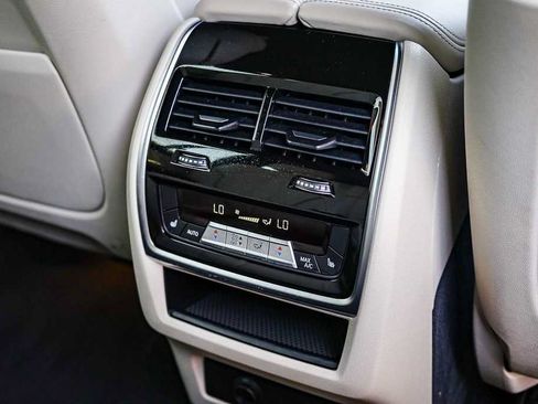 Used 2022 BMW X7 M50i w/ Dynamic Handling Package AWD/4WD image 16
