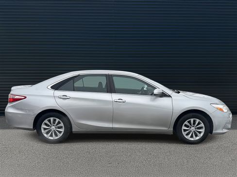 Used 2017 Toyota Camry LE image 4