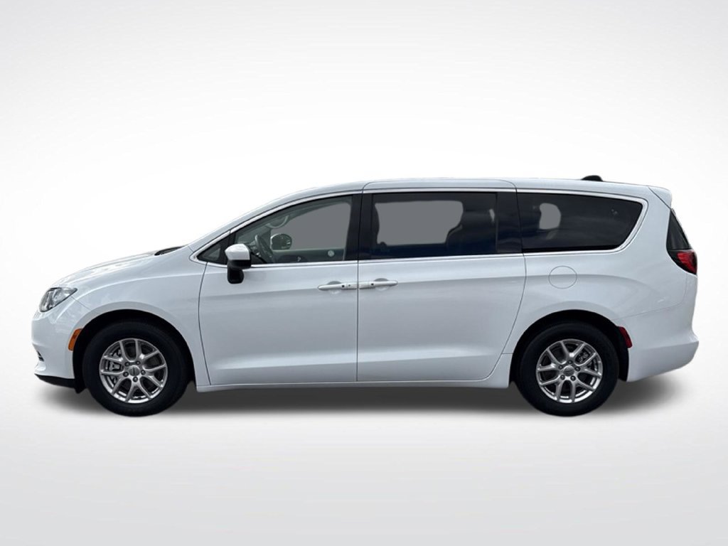 Used 2023 Chrysler Voyager LX FWD image 3