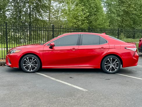 Used 2020 Toyota Camry SE FWD image 6