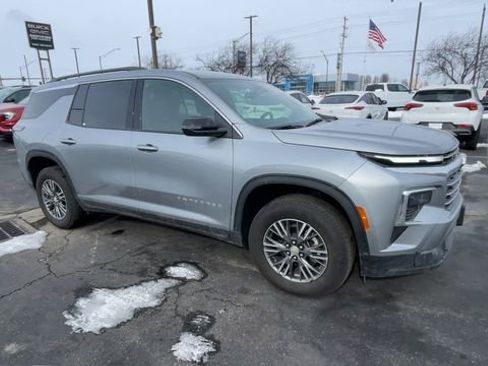 Used 2025 Chevrolet Traverse LT image 3