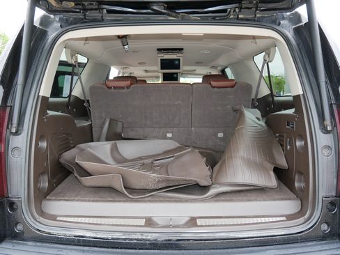 Used 2020 Chevrolet Suburban Premier AWD/4WD image 18