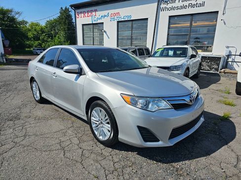 Used 2012 Toyota Camry LE FWD image 1