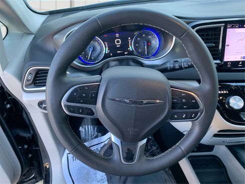 Used 2024 Chrysler Pacifica Touring-L image 16