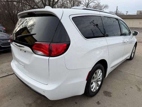 Used 2018 Chrysler Pacifica Touring-L image 7