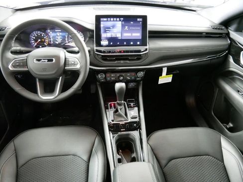 Used 2024 Jeep Compass Latitude w/ Convenience Group image 4