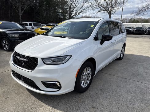 Used 2025 Chrysler Pacifica Select image 3