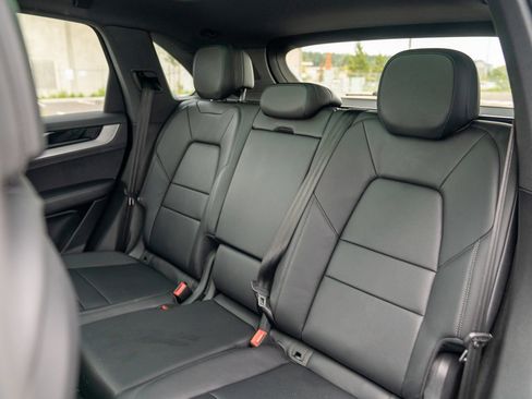 Used 2025 Porsche Cayenne image 24