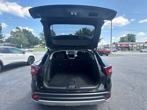 Used 2025 Chevrolet Trax LT FWD image 8