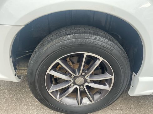 Used 2017 Dodge Grand Caravan SXT image 37