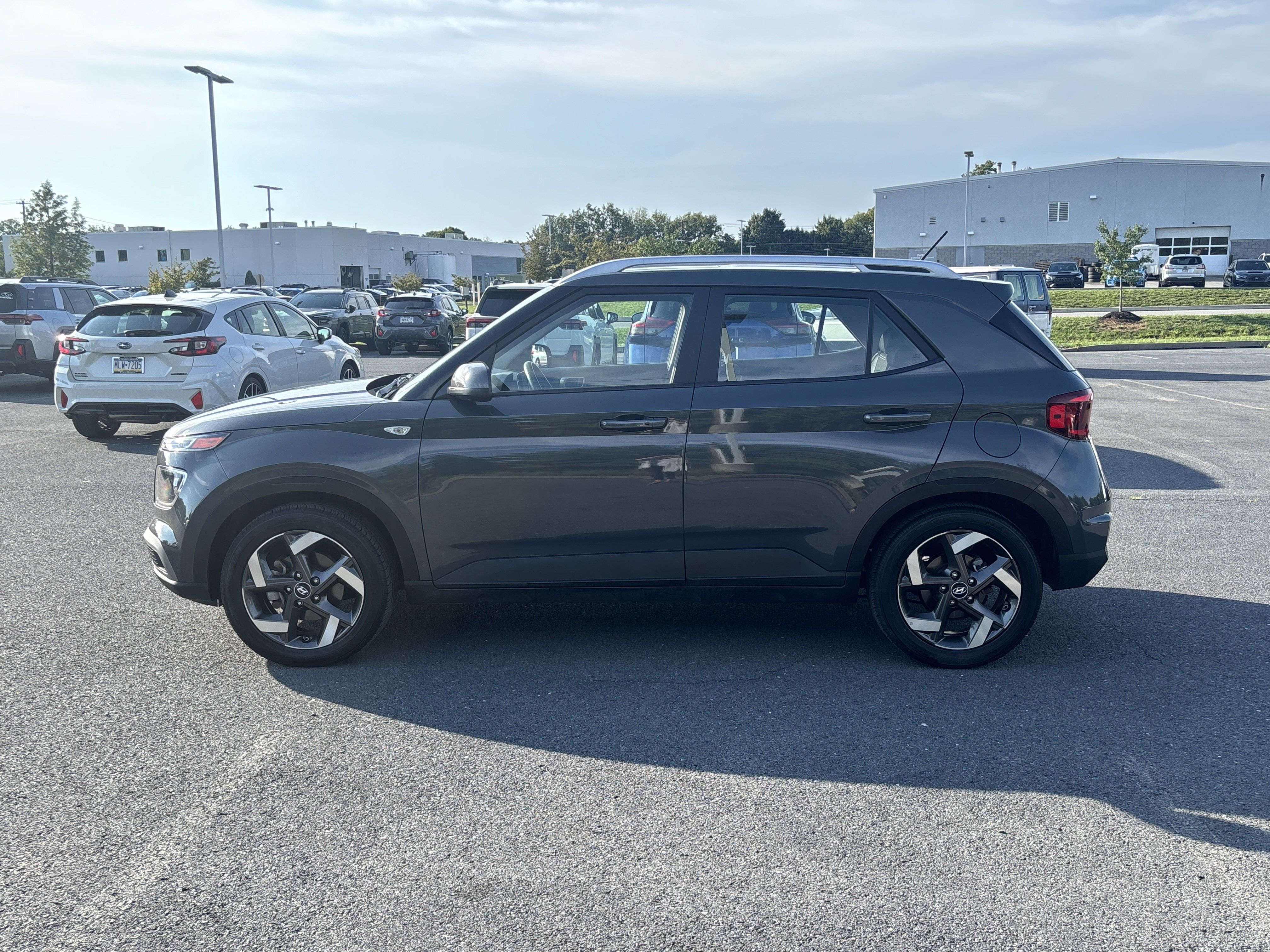 Used 2025 Hyundai Venue SEL FWD image 19