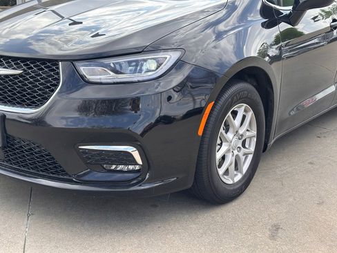 Used 2026 Chrysler Pacifica Select image 9