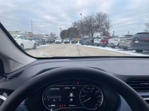 Used 2025 Nissan Versa SV image 34