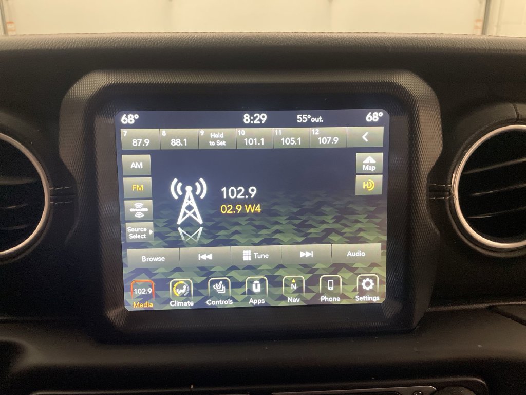 Used 2018 Jeep Wrangler Unlimited Sahara AWD/4WD image 7