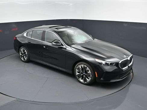 Certified 2025 BMW 530i image 36