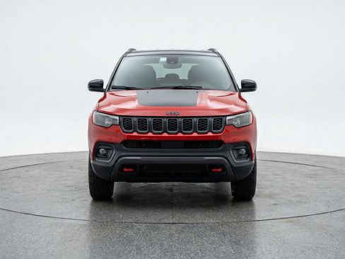 Used 2025 Jeep Compass Trailhawk AWD/4WD image 2