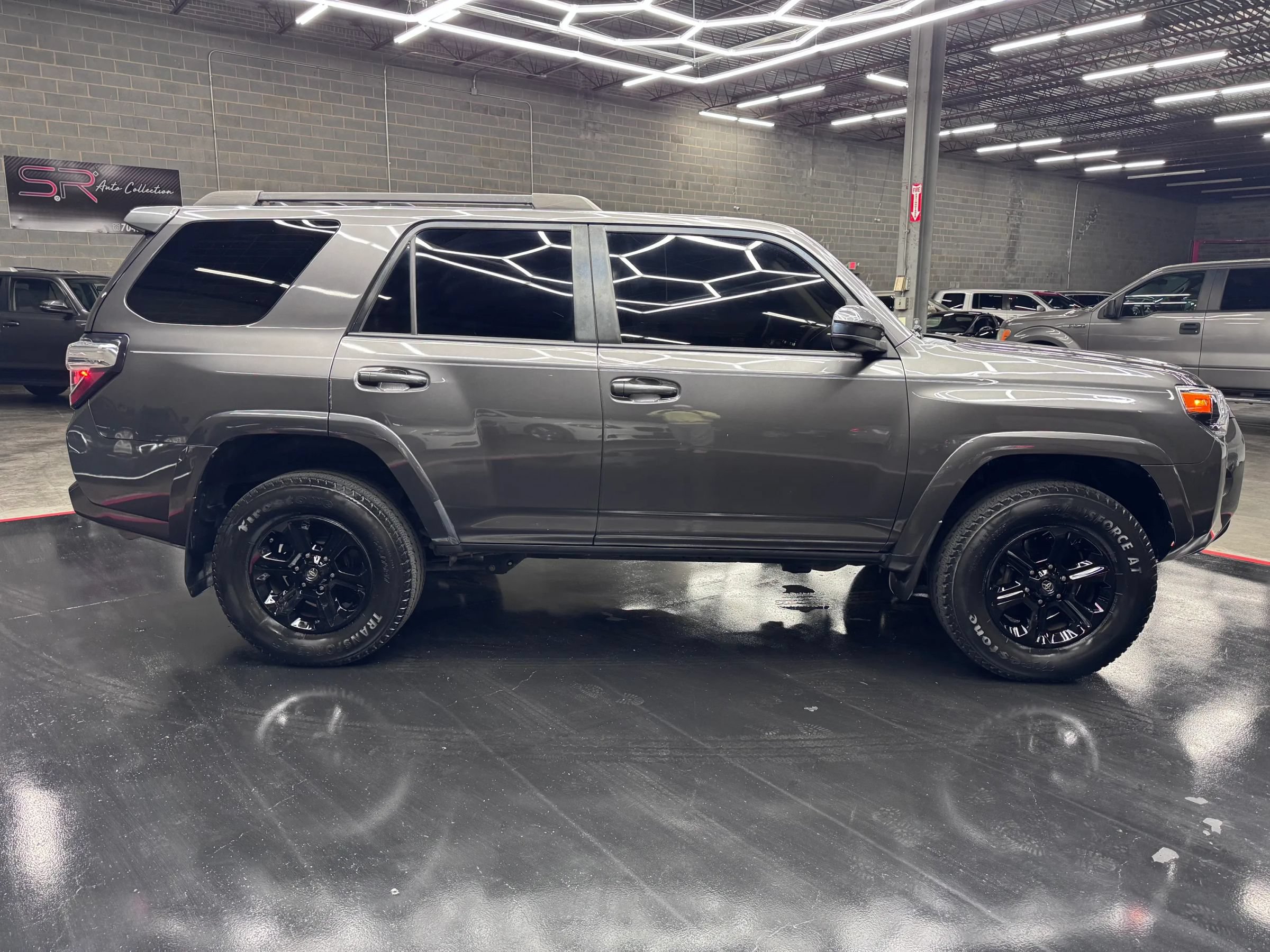 Used 2018 Toyota 4Runner SR5 AWD/4WD image 2