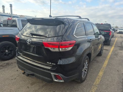 Used 2019 Toyota Highlander XLE AWD/4WD image 3