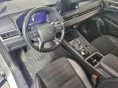 Used 2023 Mitsubishi Outlander SE image 11