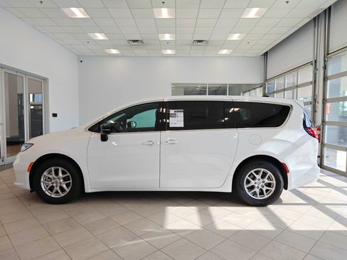 Used 2025 Chrysler Pacifica Select FWD image 6