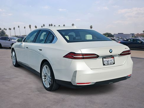 Used 2025 BMW 530i w/ Premium Package image 7