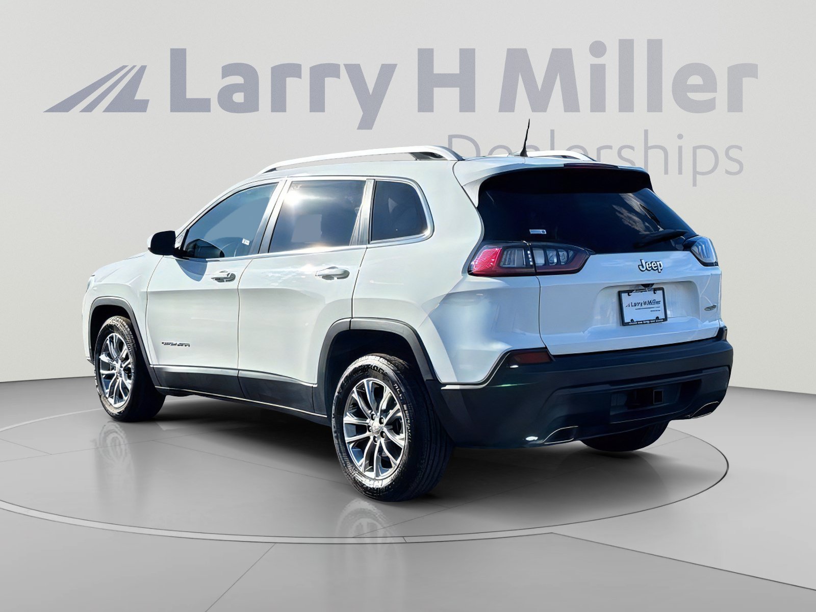 Used 2019 Jeep Cherokee Latitude Plus w/ Comfort/Convenience Group FWD image 4