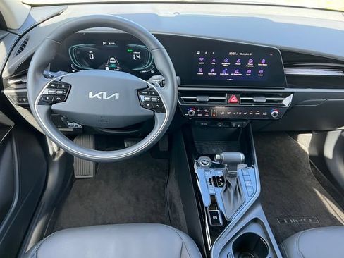 Used 2024 Kia Niro EX FWD image 2