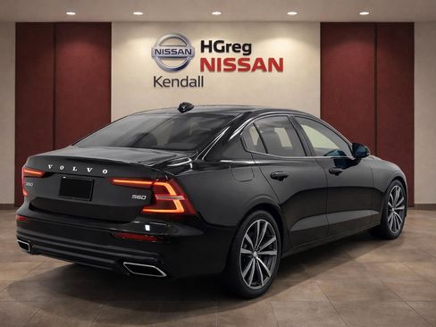 Used 2022 Volvo S60 B5 Momentum w/ Premium Package FWD image 4