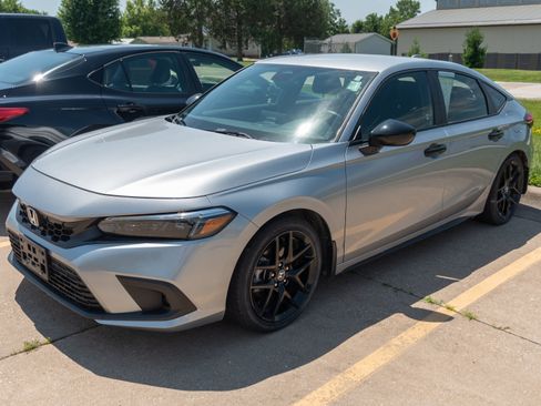 Used 2024 Honda Civic Sport image 4