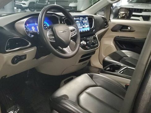 Used 2023 Chrysler Pacifica Touring-L FWD image 19