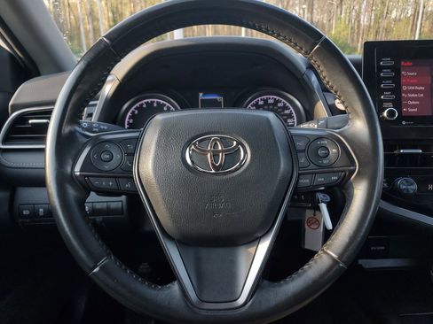 Used 2023 Toyota Camry SE image 19