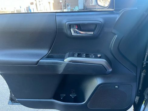 Used 2018 Toyota Tacoma TRD Sport AWD/4WD image 16