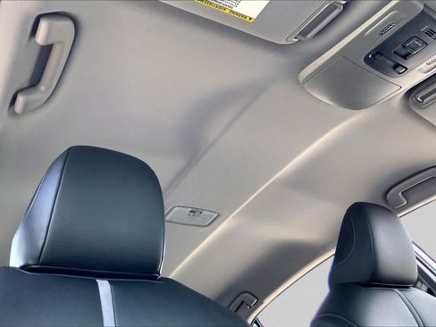 Used 2019 Toyota Camry SE w/ Convenience Package FWD image 14