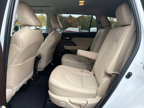 Used 2022 Toyota Highlander XLE image 23