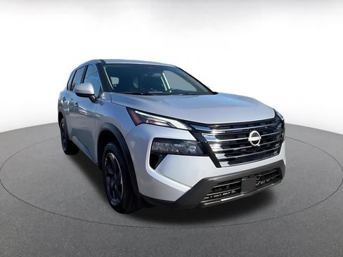 Used 2025 Nissan Rogue SV FWD image 3
